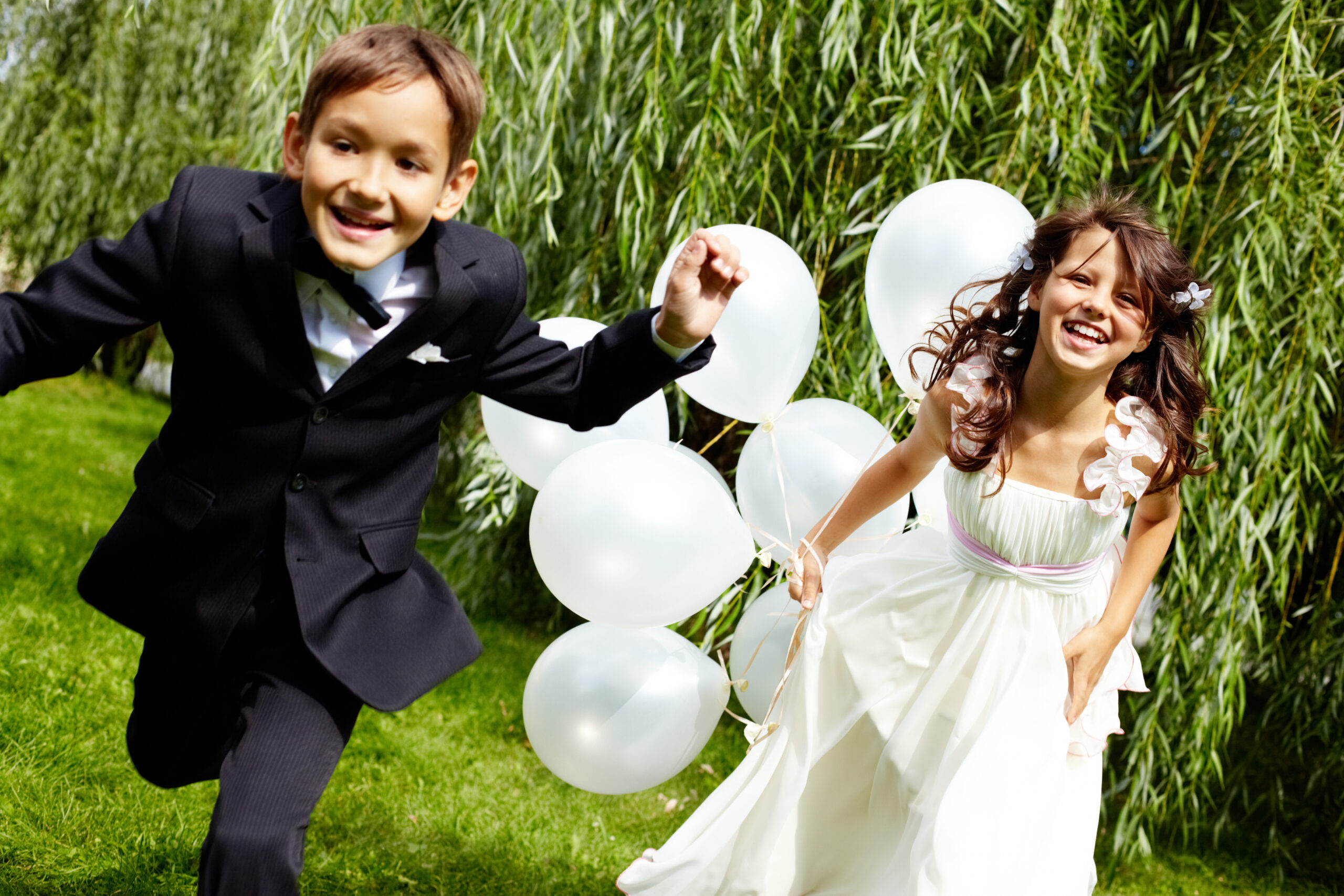 Kinder haben Spaß auf der Hochzeit